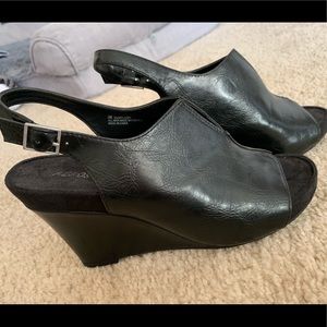 NWOT Aerosoles Black Wedge 9